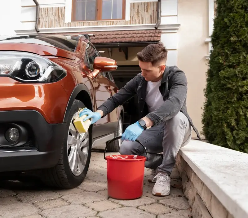 Lavage auto à domicile Montigny : professionnel intervenant sur un véhicule